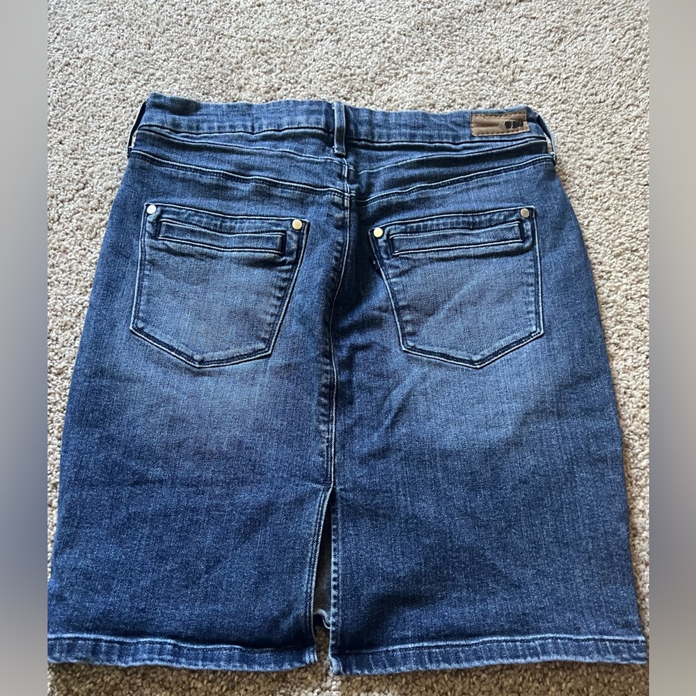 Levi’s Size 6/ 28 mid thigh (16 1/2 in long) jean skirt